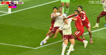 索博禁区争顶时肩膀/胳膊部位触球，裁判未作表示